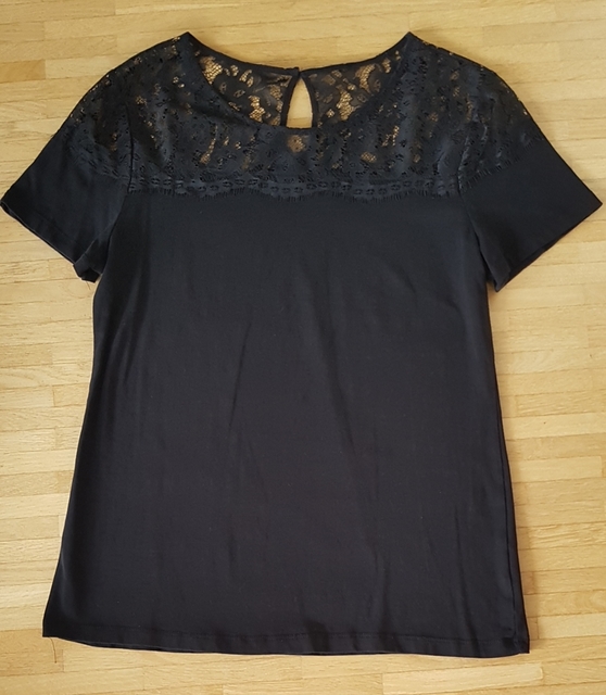 Joli t-shirt noir dentelle